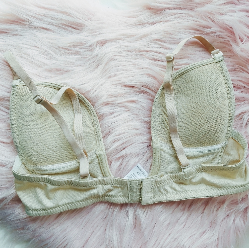SOLD - 3/$20 Deep plunge u bra - Picture 3 of 3